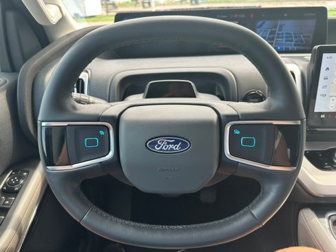 Used 2025 Ford Expedition Active AWD/4WD image 26