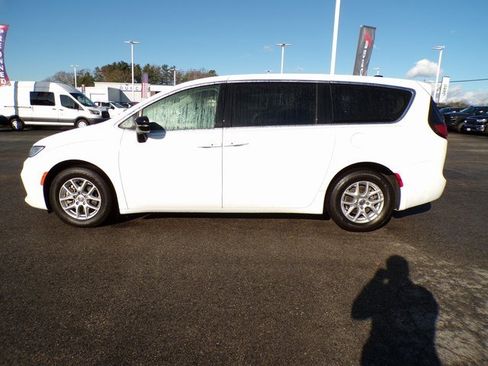 Used 2024 Chrysler Pacifica Touring-L image 2
