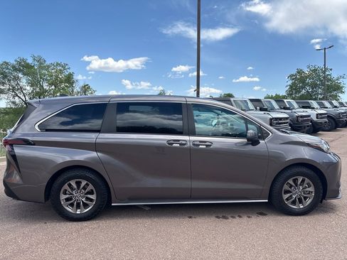 Used 2023 Toyota Sienna LE AWD/4WD image 6