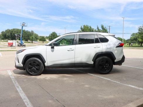 Used 2019 Toyota RAV4 LE FWD image 4