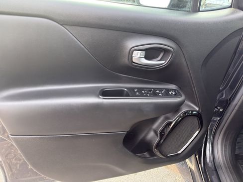 Used 2016 Jeep Renegade Latitude image 12