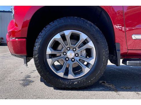 Used 2025 Chevrolet Silverado 1500 High Country w/ Technology Package AWD/4WD image 9