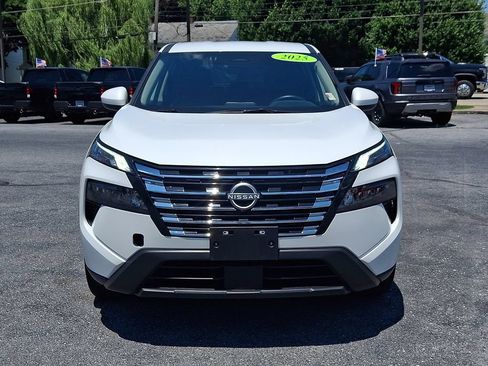 Used 2025 Nissan Rogue SV AWD/4WD image 2