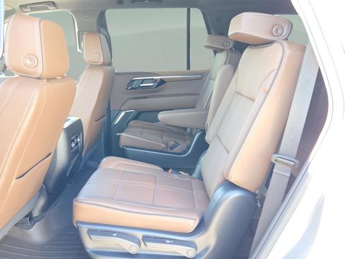 Used 2025 Chevrolet Tahoe High Country image 11