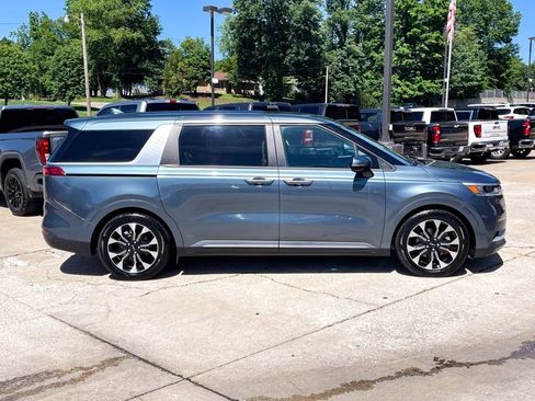 Used 2022 Kia Carnival EX FWD image 4