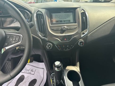 Used 2018 Chevrolet Cruze LT FWD image 27