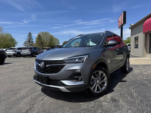 Used 2022 Buick Encore GX Essence w/ Advanced Technology Package AWD/4WD image 2