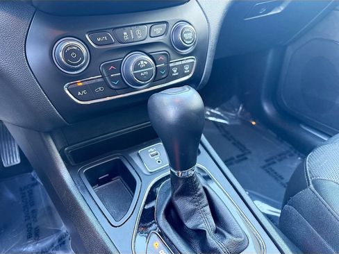 Used 2019 Jeep Cherokee Limited FWD image 16
