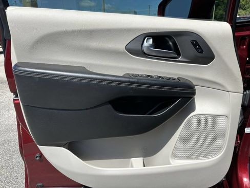 Used 2022 Chrysler Pacifica Touring-L AWD/4WD image 22