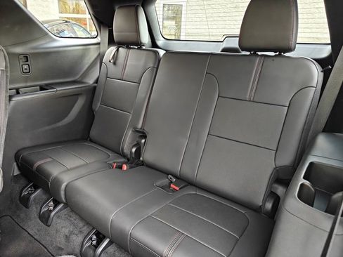 Used 2023 Chevrolet Traverse RS image 19