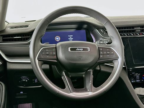 Used 2023 Jeep Grand Cherokee Laredo AWD/4WD image 18
