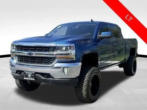 Used 2018 Chevrolet Silverado 1500 LT w/ LT Eassist Package AWD/4WD image 3