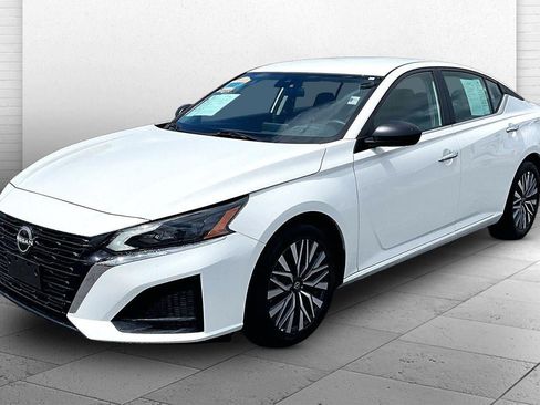 Used 2025 Nissan Altima 2.5 SV FWD image 13