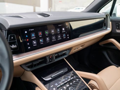 Used 2025 Porsche Cayenne image 16
