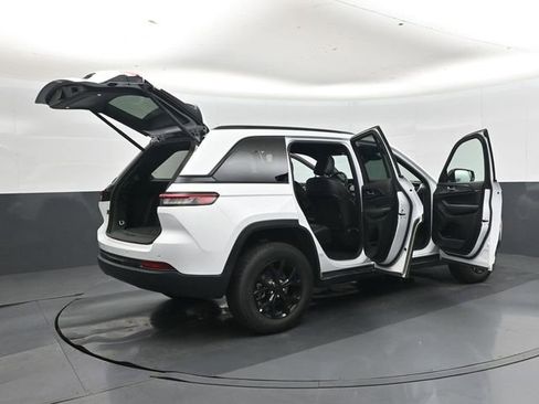 Used 2025 Jeep Grand Cherokee Altitude AWD/4WD image 47
