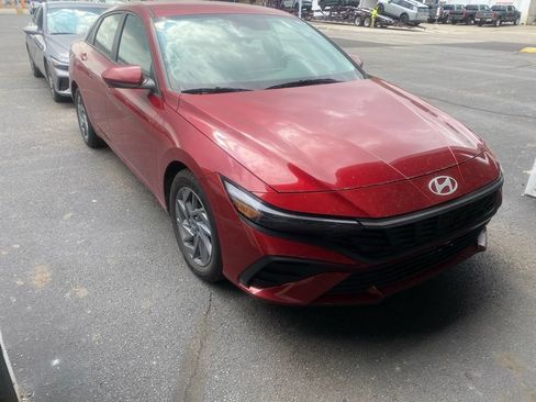 Used 2024 Hyundai Elantra SEL FWD image 1
