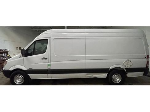 Used 2011 Mercedes-Benz Sprinter 2500 image 2