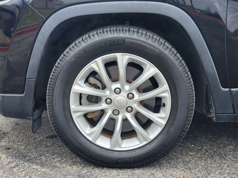 Used 2019 Jeep Cherokee Latitude w/ Popular Appearance Group image 9