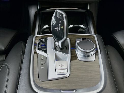 Used 2020 BMW 750i xDrive w/ Cold Weather Package image 17