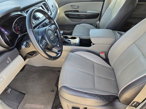 Used 2017 Kia Sedona LX w/ LX Essentials Premium Package image 12