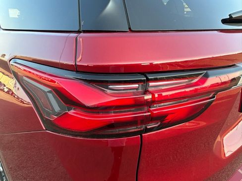 Used 2023 Chevrolet Traverse Premier image 9