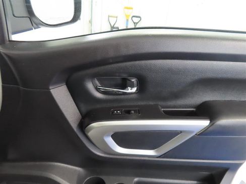 Used 2022 Nissan Titan SV image 30