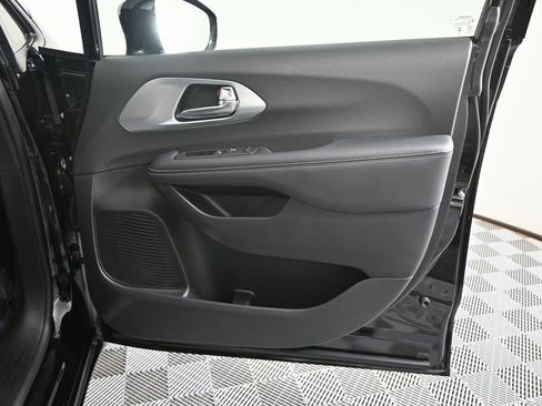 New 2026 Chrysler Pacifica Limited w/ S Appearance Package AWD/4WD image 12