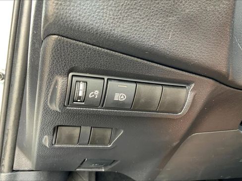 Used 2025 Toyota Corolla Cross XLE FWD image 33