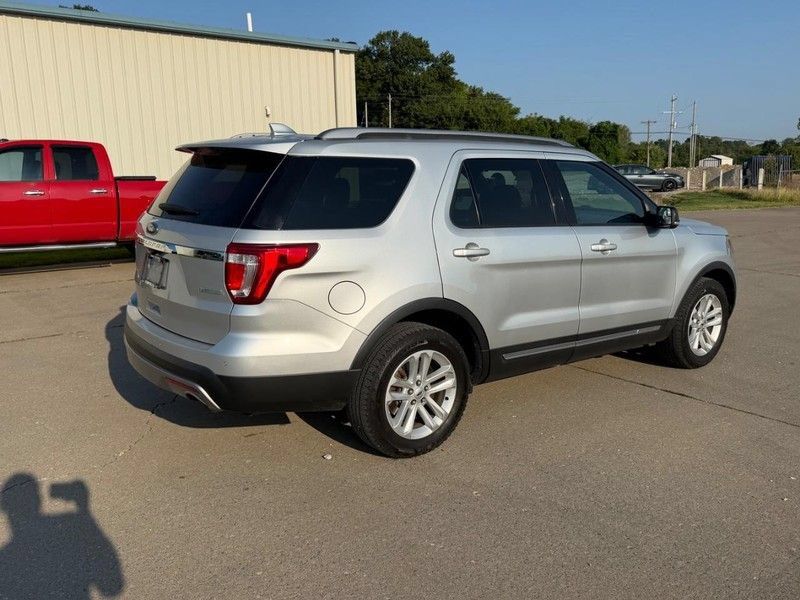 Used 2017 Ford Explorer XLT FWD image 3