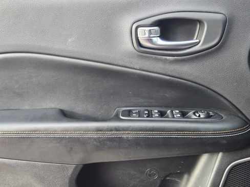 Used 2017 Jeep Compass Latitude w/ Popular Equipment Group FWD image 20