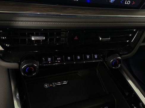 Used 2025 Chevrolet Suburban Z71 image 14