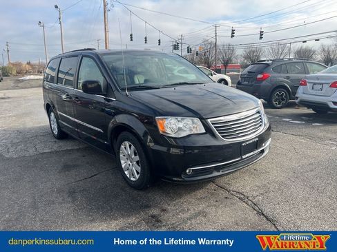 Used 2016 Chrysler Town & Country Touring image 7