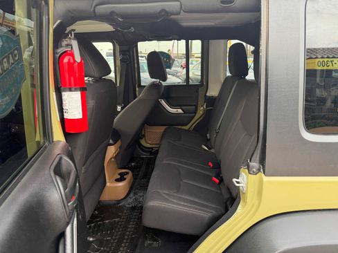 Used 2013 Jeep Wrangler Unlimited Rubicon w/ Max Tow Pkg image 12