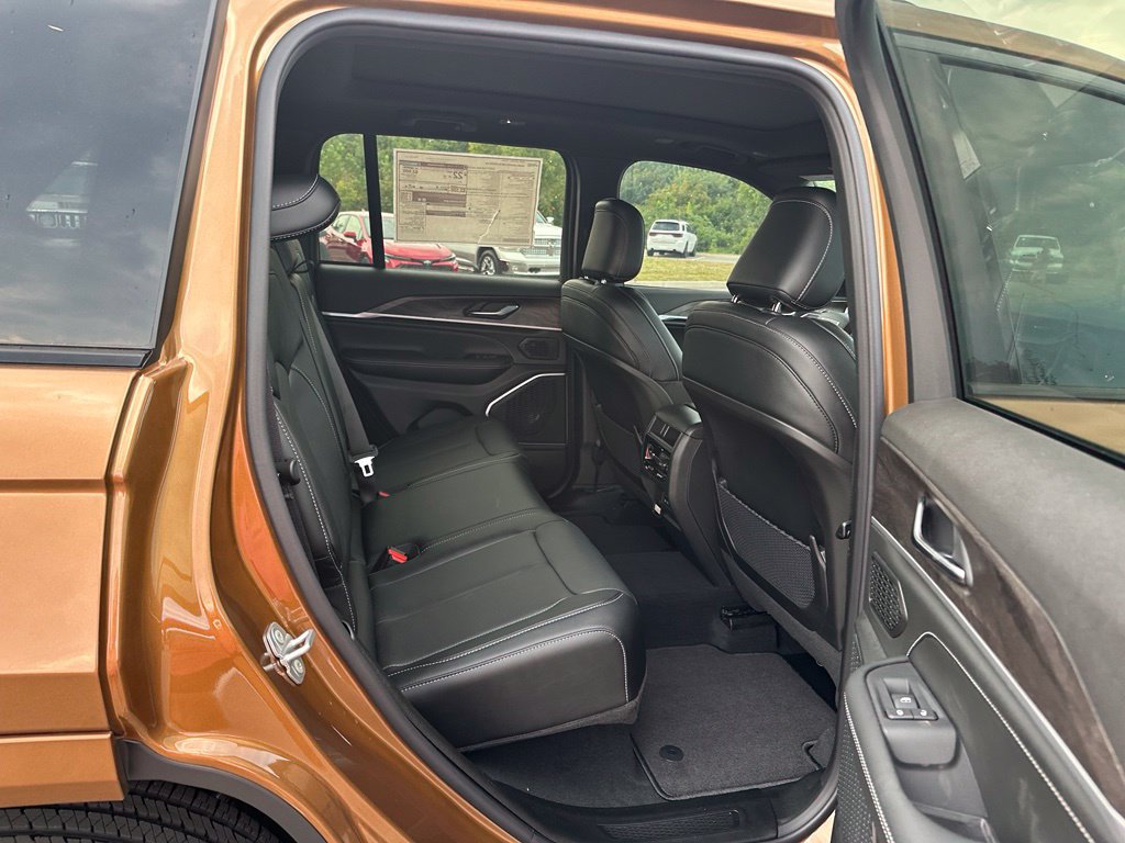 New 2027 Jeep Grand Cherokee Limited AWD/4WD image 21