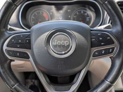 Used 2019 Jeep Cherokee Limited w/ Luxury Group AWD/4WD image 24