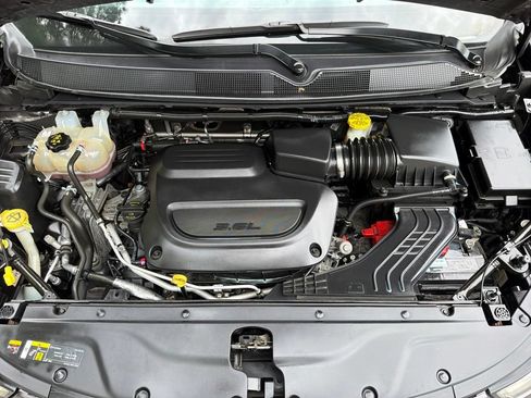 Used 2023 Chrysler Pacifica Limited FWD image 11