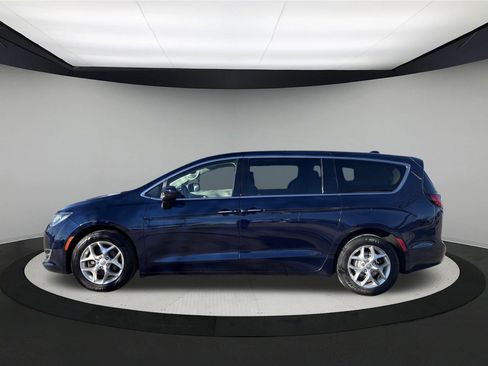 Used 2017 Chrysler Pacifica Touring Plus w/ Tire & Wheel Group image 4