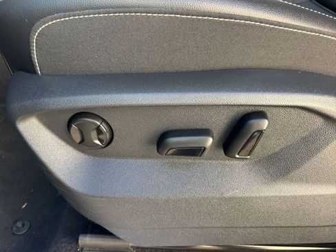 Used 2025 Volkswagen Atlas SE image 24