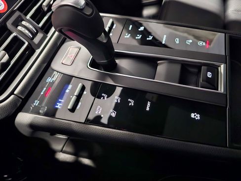 Used 2025 Porsche Macan image 27