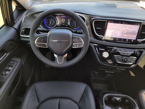 New 2025 Chrysler Pacifica Select image 13