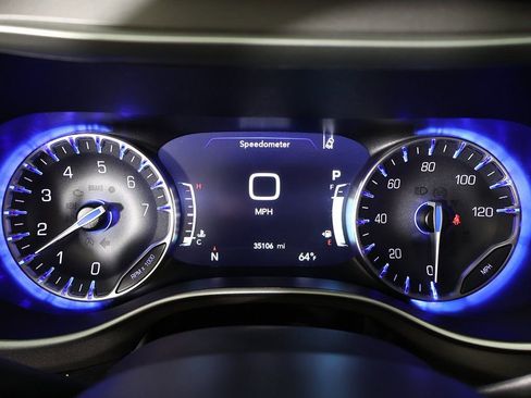 Used 2023 Chrysler Pacifica Touring-L image 41