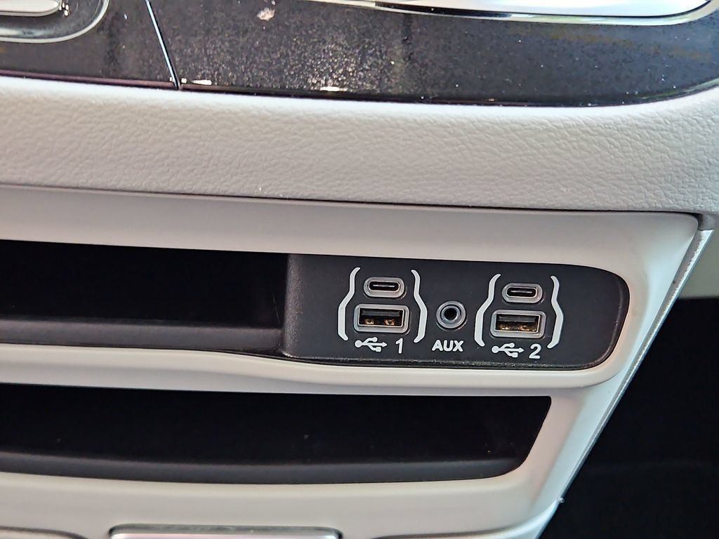 Used 2024 Chrysler Pacifica Touring-L FWD image 21