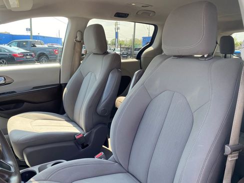 Used 2020 Chrysler Voyager LX FWD image 10
