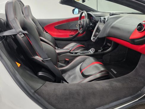 Used 2019 McLaren 570S Spider image 19