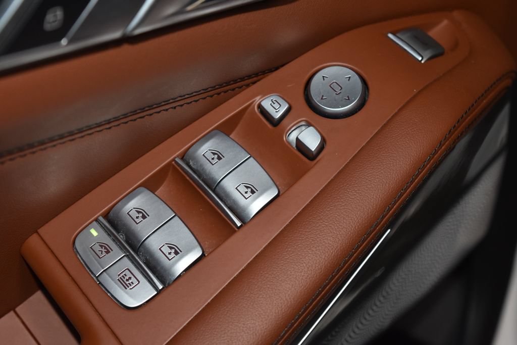 Used 2025 BMW X7 M60i AWD/4WD image 6