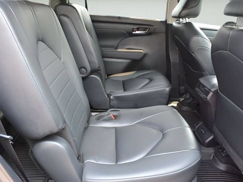Certified 2024 Toyota Highlander XLE AWD/4WD image 20