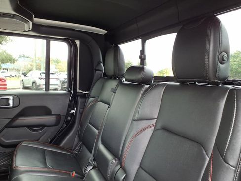 Used 2023 Jeep Gladiator Rubicon w/ Cold Weather Group image 17