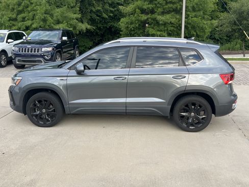 Certified 2023 Volkswagen Taos SE w/ Panoramic Sunroof Package FWD image 7