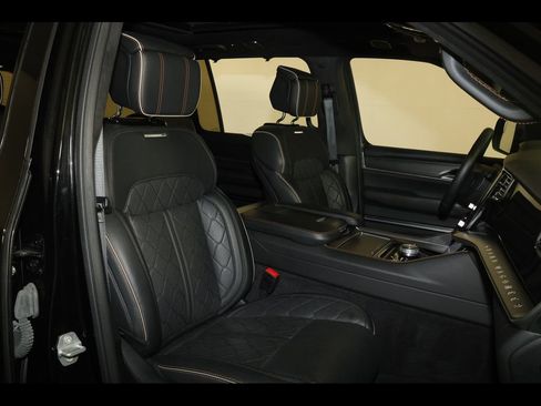 Used 2023 Jeep Grand Wagoneer Series III w/ Quick Order Packagew 28T AWD/4WD image 40