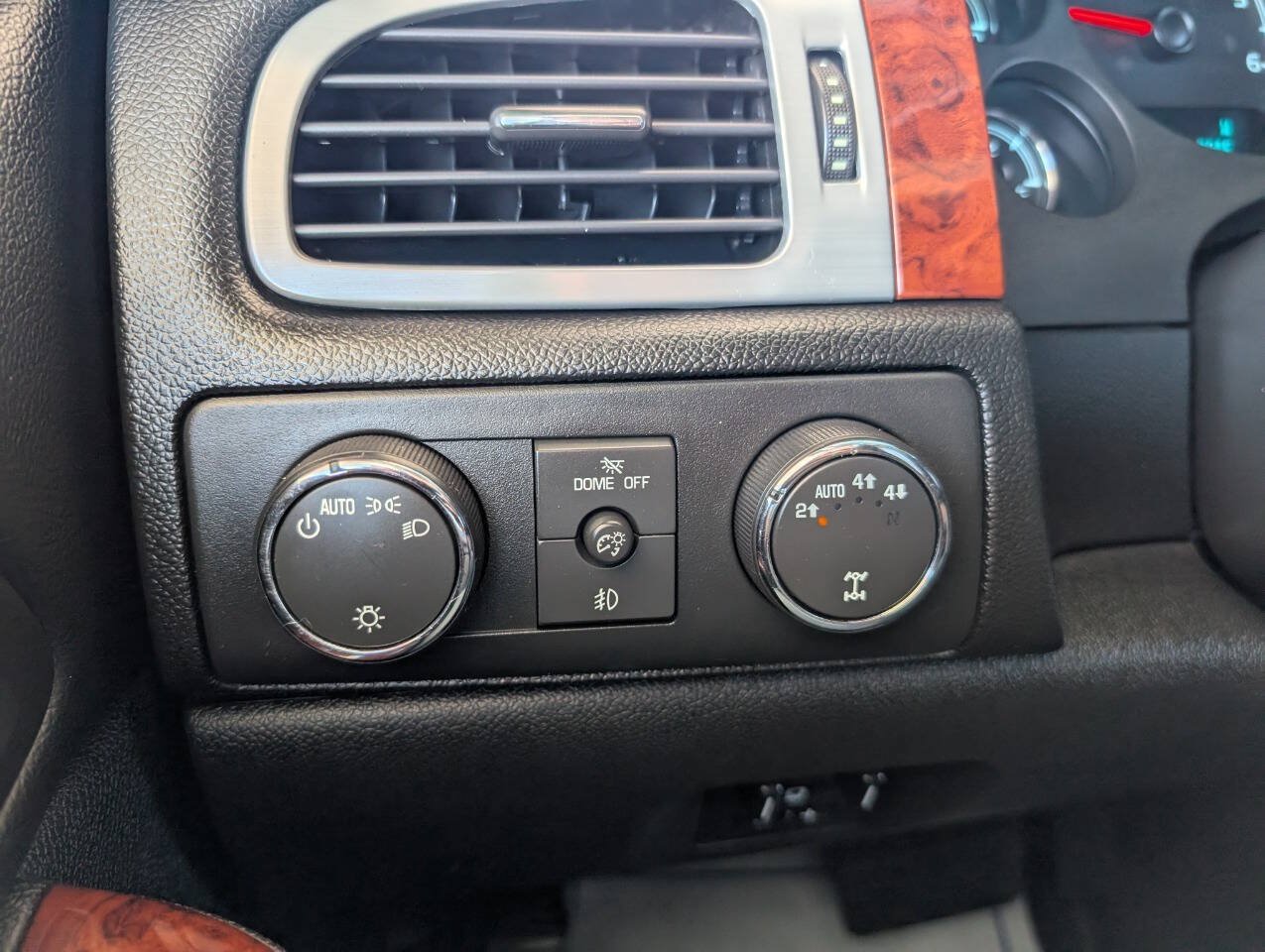 Used 2013 Chevrolet Avalanche LTZ AWD/4WD image 19